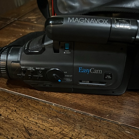 Vintage Magnavox compact, VHS camcorder system with accessories - Picture 10 of 12